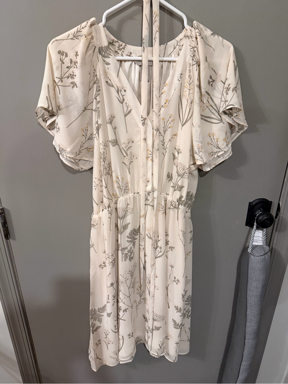 H&M Women's Cream Floral V-Neck Tie-Waist Dress